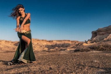 Kanyonlar ile Namibe çölde doğal günbatımı ışık ile ünlü oryantal dans için dans kadın. Afrika. Angola.