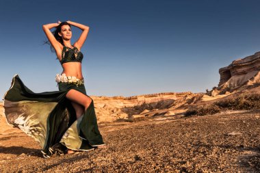 Namibe çöl ovada dans aktif kadın. Afrika. Angola.