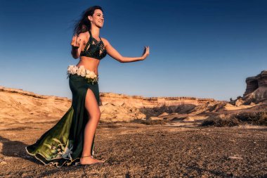 Namibe çöl ovada dans aktif kadın. Afrika. Angola.