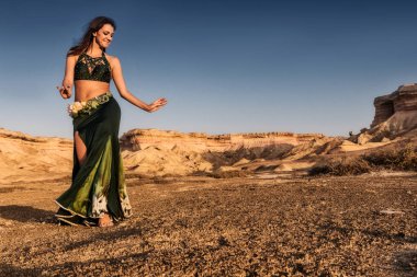 Namibe çöl ovada dans aktif kadın. Afrika. Angola.