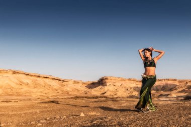 Namibe çöl ovada dans aktif kadın. Afrika. Angola.