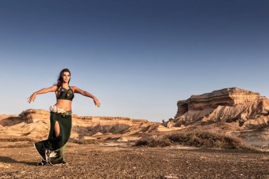 Namibe çöl ovada dans aktif kadın. Afrika. Angola.