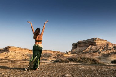 Namibe çöl ovada dans aktif kadın. Afrika. Angola.