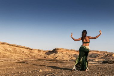 Namibe çöl ovada dans aktif kadın. Afrika. Angola.