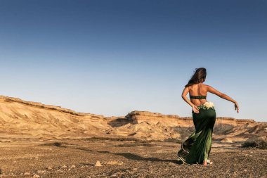 Namibe çöl ovada dans aktif kadın. Afrika. Angola.