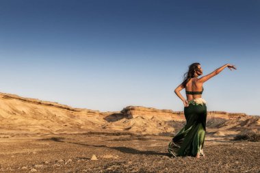 Namibe çöl ovada dans aktif kadın. Afrika. Angola.