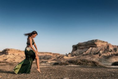 Namibe çöl ovada dans aktif kadın. Afrika. Angola.