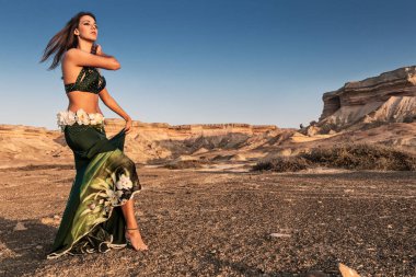 Namibe çöl ovada dans aktif kadın. Afrika. Angola.