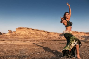 Namibe çöl ovada dans aktif kadın. Afrika. Angola.