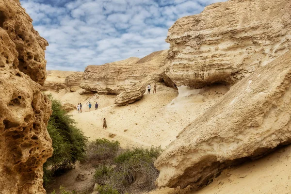 Namibe Angola 03Nov2018 Turistas Caminando Por Los Cañones Del Desierto — Foto de Stock