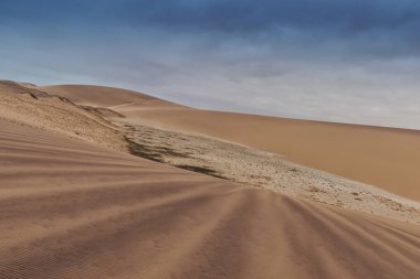 Namibe çöl bitki örtüsü ile fotoğraf tepeleri. Afrika. Angola