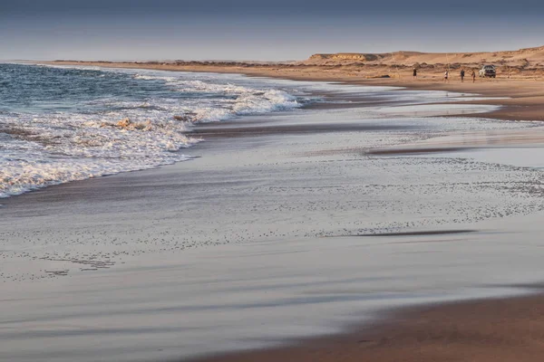 Grupo Pescadores Que Pescam Linha Costeira Praia Deserta Namibe África — Fotografia de Stock
