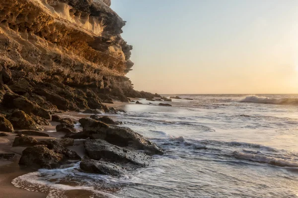 美丽的日落与悬崖和岩石海滩在荒芜的纳米贝海滩 安哥拉 — 图库照片