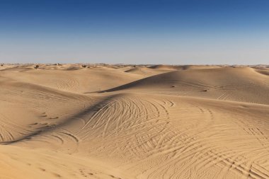 Abu Dabi çöl kum araba lastikleri işaretleriyle fotoğraf.