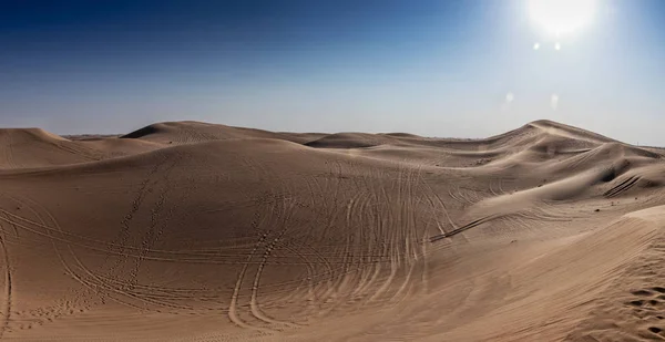 照片阿布扎比沙漠与汽车轮胎标记在沙子 — 图库照片