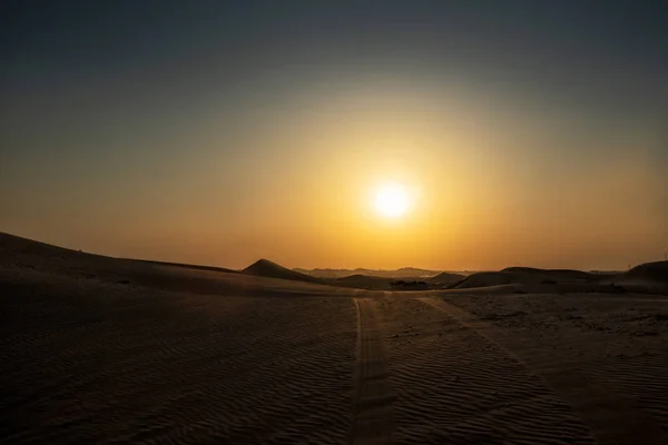 Paysage Désertique Abu Dhabi Avec Coucher Soleil Traces Pneus Dans — Photo