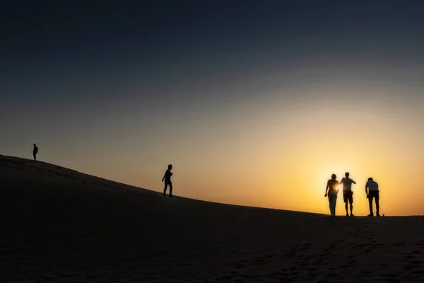 Группа Друзей Развлекается Пустыне Абу Даби Дюне Закатом — стоковое фото
