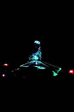 Abudhabi/Birleşik Arap Emirlikleri - 17 Dez 2018 - geleneksel Arapça Abu Dabi'de adam karanlık çevre ile dans dans ve yeşil ışıklarla uygun.