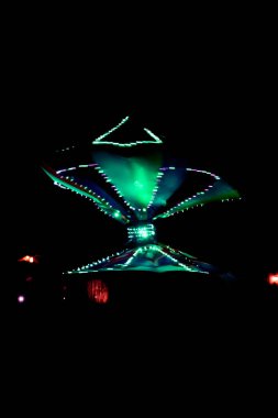 Abudhabi/Birleşik Arap Emirlikleri - 17 Dez 2018 - geleneksel Arapça Abu Dabi'de adam karanlık çevre ile dans dans ve yeşil ışıklarla uygun.