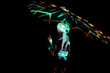 Abudhabi/Birleşik Arap Emirlikleri - 17 Dez 2018 - geleneksel Arapça Abu Dabi'de adam karanlık çevre ile dans dans ve yeşil ışıklarla uygun.