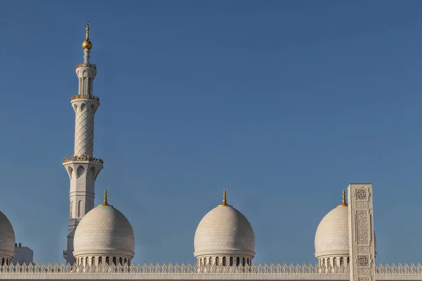 La parte superior de la torre y la cúpula de la mezquita árabe en Abu Dhabi. EAU . — Foto de Stock