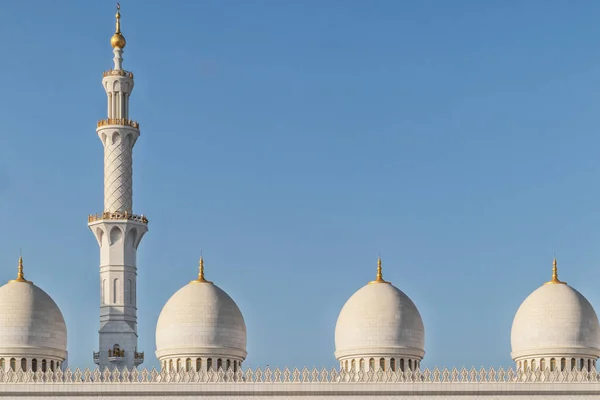 Topo da torre e cúpula da mesquita árabe em Abu Dhabi. EAU . — Fotografia de Stock