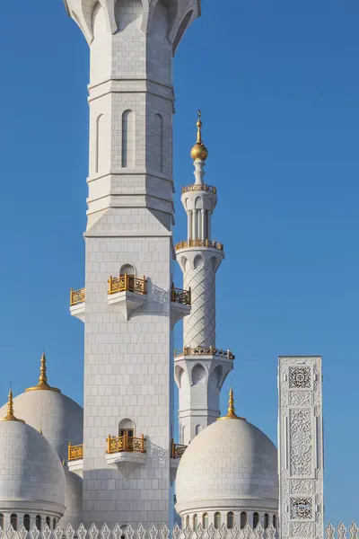 Torres e cúpula na mesquita árabe em Abu Dhabi. EAU . — Fotografia de Stock