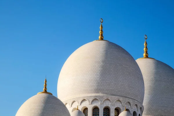 Cúpula na mesquita árabe em Abu Dhabi. EAU . — Fotografia de Stock