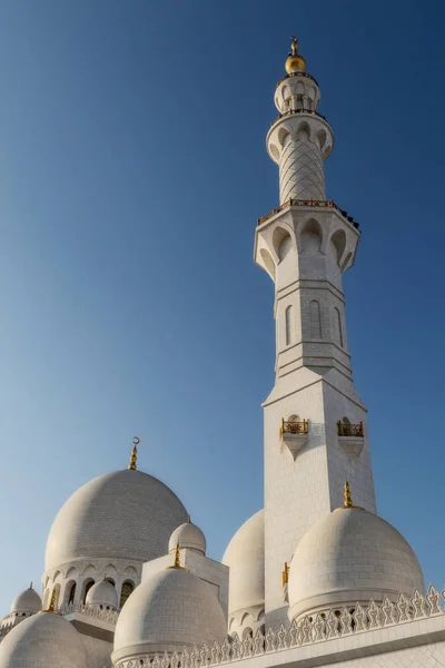 Torres e cúpula na mesquita árabe em Abu Dhabi. EAU . — Fotografia de Stock