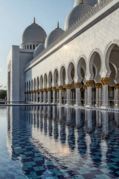 Emiratos Árabes Unidos / ABUDHABI 15 DEZ 2018 Fachada de la famosa mezquita árabe con puesta de sol. EAU . — Foto de Stock