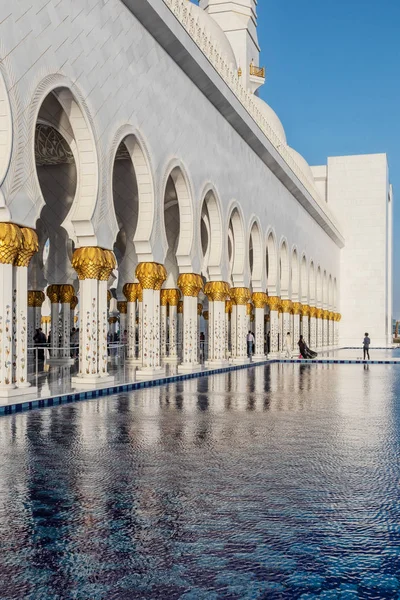 ОАЕ/Abudhabi 15 Dez 2018-фасад відомої арабської мечеті з заходом сонця. Оае. — стокове фото