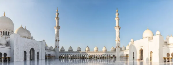 Hermoso panorama de la fachada de la mezquita árabe con la dulce luz del atardecer. EAU. Abu Dhabi. . — Foto de Stock