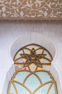 Abu Dabi 'nin güzel caminin cam penceresi. Uçan