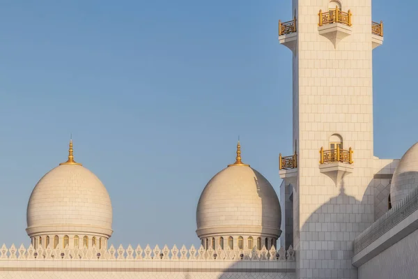 Fachada de mezquita árabe en Abu Dhabi con luz del atardecer. Gran mezquita. EAU — Foto de Stock