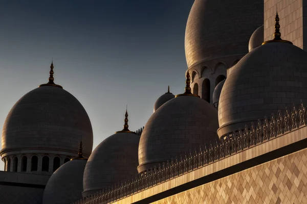 Cúpulas em grande mesquita, abu dhabi, com luz do pôr do sol — Fotografia de Stock