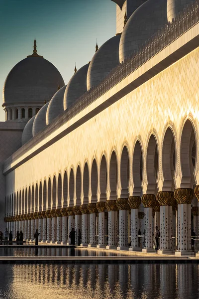 Emiratos Árabes Unidos / ABUDHABI - 15 DEZ 2018 - Fachada de mezquita árabe en Abu Dhabi con luz del atardecer. Gran mezquita. EAU — Foto de Stock