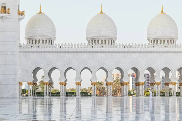 Fachada de mezquita árabe en Abu Dhabi con luz del atardecer. Gran mezquita. EAU — Foto de Stock