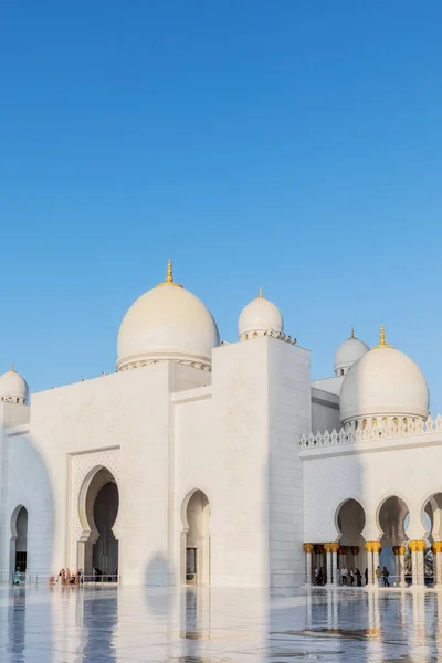 Fachada de mezquita árabe en Abu Dhabi con luz del atardecer. Gran mezquita. EAU — Foto de Stock