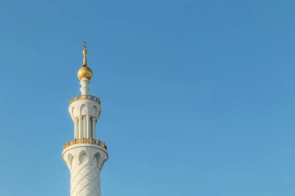 Torre da mesquita árabe em Abu Dhabi. Grande mesquita. EAU . — Fotografia de Stock