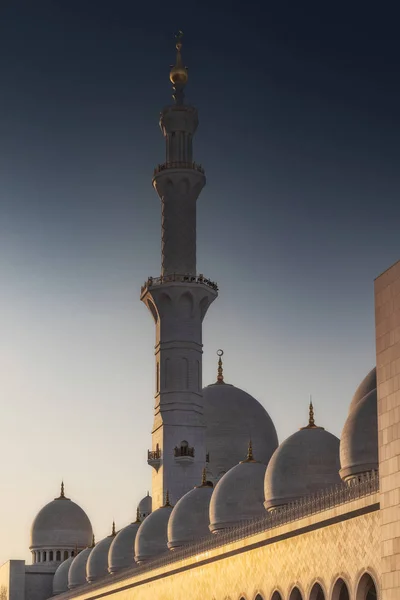 Fachada de mezquita árabe en Abu Dhabi con luz del atardecer. Gran mezquita. EAU — Foto de Stock
