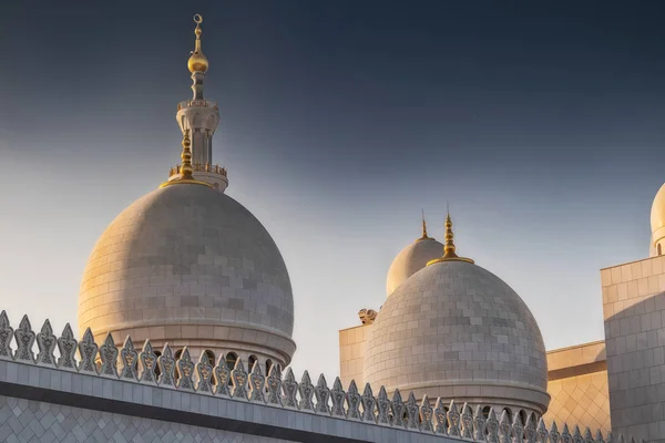 Fasáda arabské mešity v Abú Dhabi se světlem slunce. Velká mešita. Sae — Stock fotografie