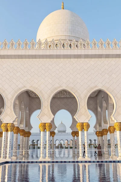 Emiratos Árabes Unidos / ABUDHABI - 15 DEZ 2018 - Fachada de mezquita árabe en Abu Dhabi con luz del atardecer. Gran mezquita. EAU — Foto de Stock