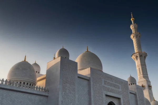 Fasáda arabské mešity v Abú Dhabi se světlem slunce. Velká mešita. Sae — Stock fotografie
