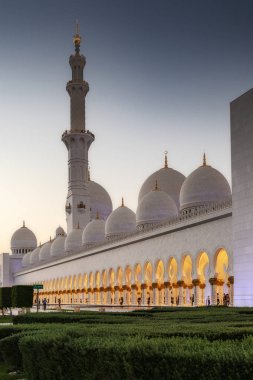 Arap Camii cephe kubbeler, gün batımı ışık ile. Ulu Cami. BAE. Abu Dabi.