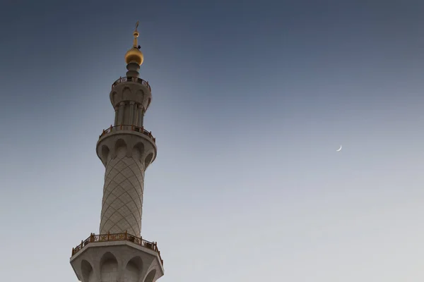 Αραβικό τέμενος πύργος με το φως του ηλιοβασιλέματος. Μεγάλο Τζαμί. Ηνωμένα Αραβικά Εμιράτα. Αμπού Ντάμπι. — Φωτογραφία Αρχείου