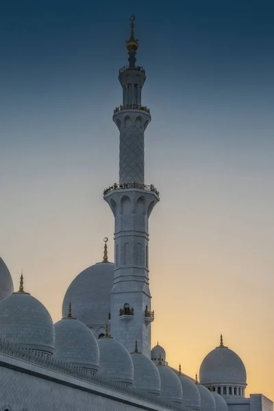 Πρόσοψη Αραβικά τζαμί με θόλους, με το φως του ηλιοβασιλέματος. Μεγάλο Τζαμί. Ηνωμένα Αραβικά Εμιράτα. Αμπού Ντάμπι. — Φωτογραφία Αρχείου