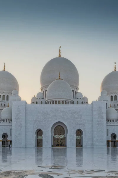 Fachada de mezquita árabe con cúpulas, con luz del atardecer. Gran Mezquita. EAU. Abu Dhabi. . — Foto de Stock