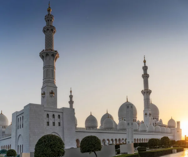 Fachada de mezquita árabe con cúpulas, con luz del atardecer. Gran Mezquita. EAU. Abu Dhabi. . — Foto de Stock