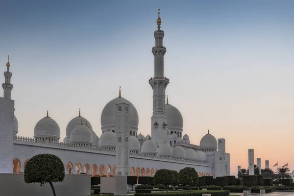Fachada de mezquita árabe con cúpulas, con luz del atardecer. Gran Mezquita. EAU. Abu Dhabi. . —  Fotos de Stock