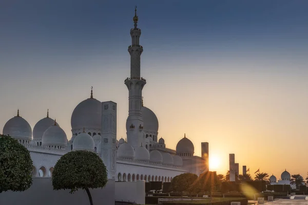 Fachada de mezquita árabe con cúpulas, con luz del atardecer. Gran Mezquita. EAU. Abu Dhabi. . — Foto de Stock